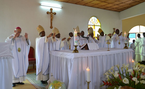 Umuhango wo kwizihiza yubile y'imyaka 100 ya musenyeri Raphael Sekamonyo watangijwe n'igitambo cya misa.