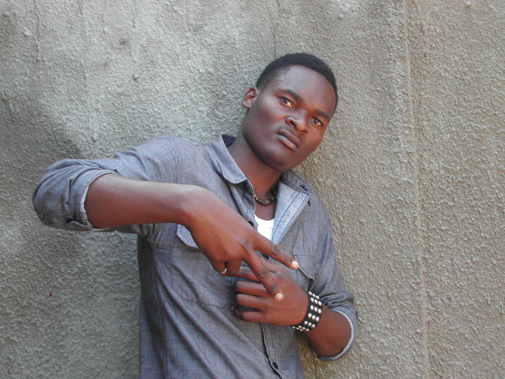 Umuhanzi Bright Bigger ngo abangamiwe nuko mu karere ka Gakenke nta nzu itunganya umuziki ihaba.