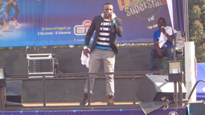 Umuhanzi Christopher aririmba.