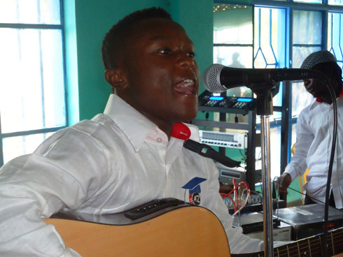 Umuhanzi Ellion Victory ari kuririmba indirimbo “Marita” imbonenkubone anacuranga gitare. (Foto:L.Nshimiyimana)