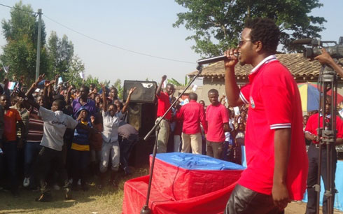 Umuhanzi Jay Poly yasusurukije Abanyaruhango karahava.