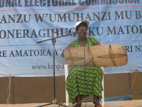 Umuhanzi Sofiya yabasogongeje ku nanga ye ishimisha benshi.