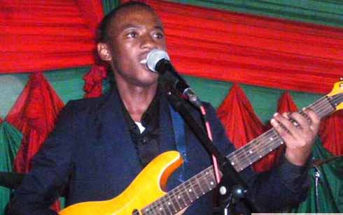 Umuhanzi Frere Manu na Gitari ye.