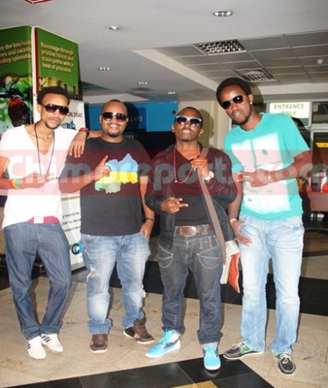 Umuhanzi Tom Close ari kumwe na Dj Kagz, Promoter Giftorius na D-Digy Brown.