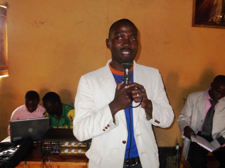 Umuhati agaragaza mu kuvura amaso watumye bagenzi be bamubona nk'umukozi udasanzwe, na we akaba yabashimiye agaciro bahaye akazi akora.