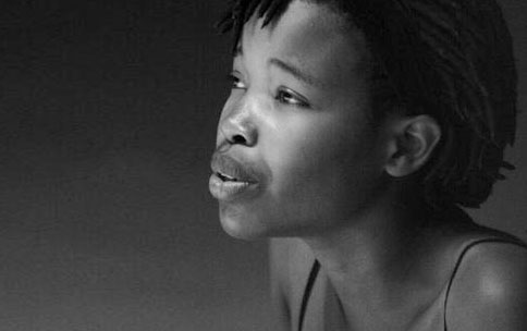 Umuhire Solange aka Liza Kamikazi akina "The Monument" mu bitaramo byabanje.