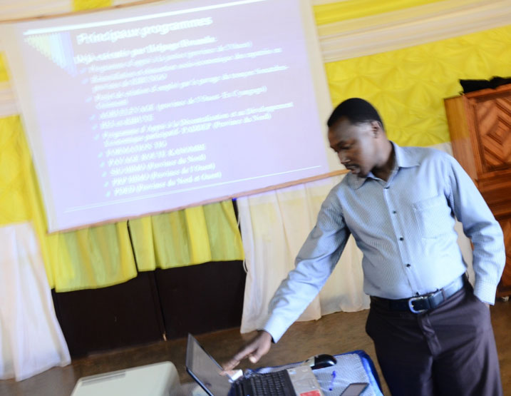 Umuhuzabikorwa wa HELPAGE mu ntara y'uburengerazuba yerekana ibikorwa uyu mushinga wakoze muri Rusizi.