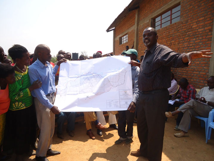 Umuhuzabikorwa w'umushinga PADAB watunganyije igishanga cya Rurambi, Rwigema Jean Baptiste yerekana ishusho yacyo.