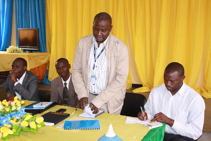 Umuhuzabikorwa wa PAX PRESS, Twizeyimana Albert Bodouin, asobanurira abayobozi mu karere ka Ngororero amategeko arebana n'itangazamakuru.