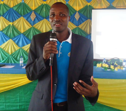Umujyanama wa Minisitiri w'Urubyiruko na ICT, Bwana Habumuremyi Emmanuel ubwo yaganiraga n'abarimu bo mu karere ka Nyamasheke.