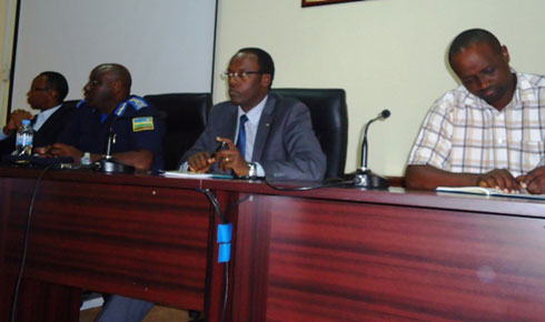 Umuyobozi mukuru wa Polisi y'igihugu na Mayor w'umujyi wa Kigali, bari hagati y'umuyobozi wa RURA n'ushinzwe gutanga ibyemezo muri RCA.