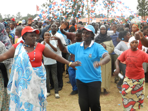 Umukandida-depite Uwimana Xaverina n'umuyobozi w'akarere wungirije Mutiganda Fransisca mu gikorwa cyo kwamamaza FPR Inkotanyi.