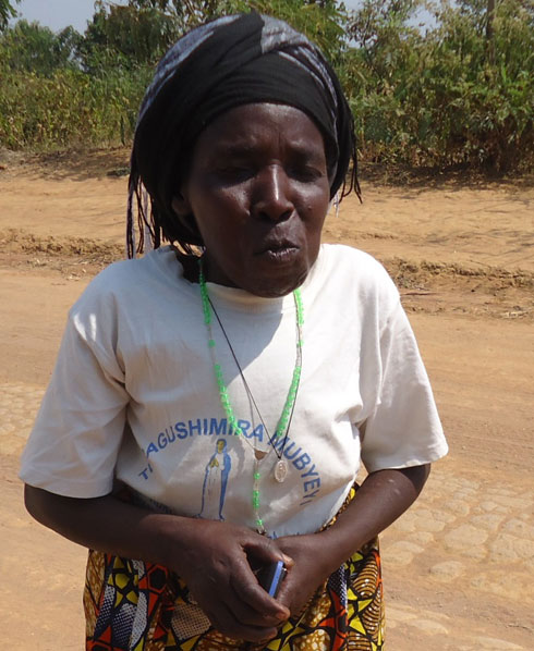 Umukecuru Mukaremera urimo kubakirwa inzu yo kubamo.