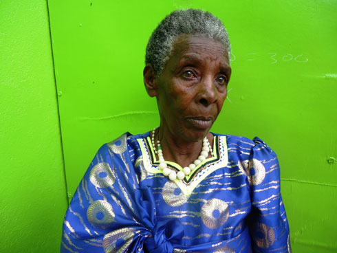 Umukecuru Nyirabashotsi ati: "Mujye muhora mutwibuka twarababaye" (Foto:L. Nshimiyimana)