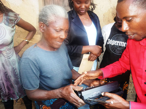 Umukecuru Nyiraminani ashyikirizwa radio.