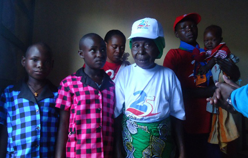 Umukecuru Nyirakaje ari kumwe n