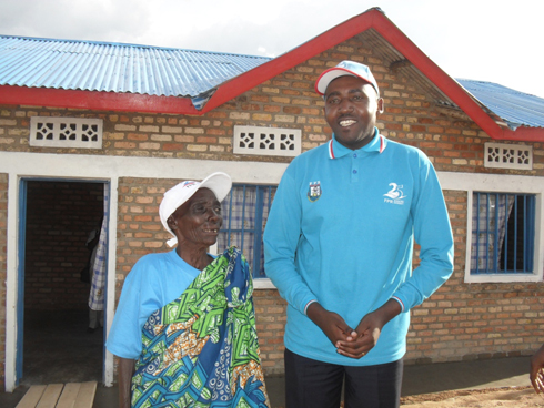 Umukecuru waremewe ari kumwe na Chairman wa FPR mu karere ka nyamagabe imbere y