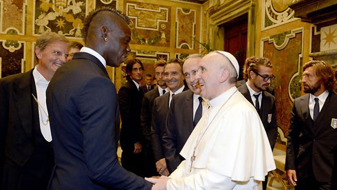 Umukinnyi Mario Balotelli asuhuzanya na Papa Francis.