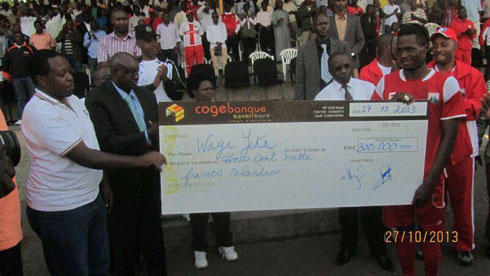 Umukinnyi Wayi Yeka ahembwa.