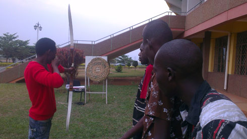 Umukinnyi arimo kurasa ku ntego.