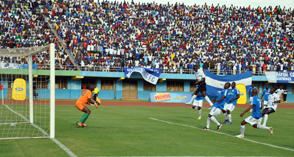 Umukino uhuza aya makipe ahora ahanganye akenshi ubera kuri Stade Amahoro kandi ugahuruza imbaga nini cyane
