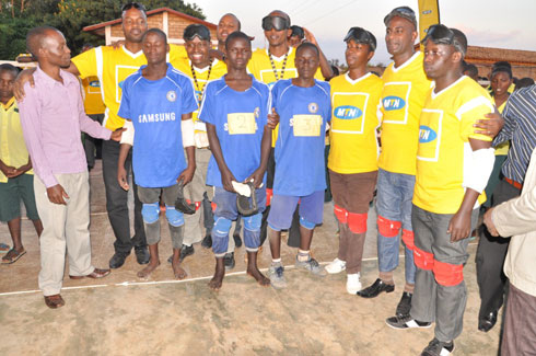 Abakozi ba MTN Rwanda n'abana biga mu ishuri HVP Gatagara i Rwamagana nyuma y'umukino wa gicuti.