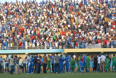 Umukino ikirangira, abafana ba Rayon bivanze n'abakinnyi kubera ibyishimo.