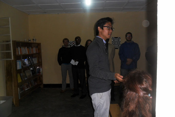 Umukorerabushake wa U.S. Peace Corps, Brian Lee,asobanura ko ibyo yakoze byavuye mu bushake bw'abatuye Mutendeli.