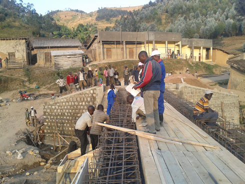 Umukozi ushinzwe ibikorwa remezo mu karere ka Nyamagabe, Nkubito Gildas akurikirana uko imirimo igenda.