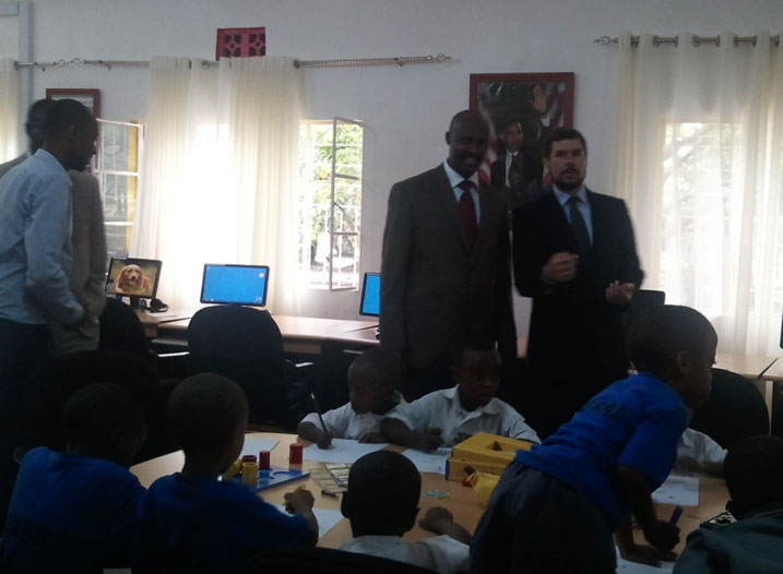 Isomero rya American Corner ryitabirwa n'abantu batandukanye barimo n'abana bato.