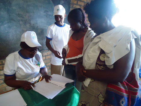 Umukozi w'amatora areba ko bari ku lisiti y'itora.