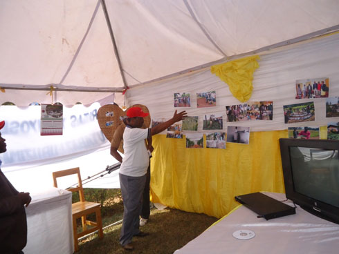 Umukozi wa Cartas Rwanda ikorera i Gicumbi abereka ibyo bakorera abaturage.