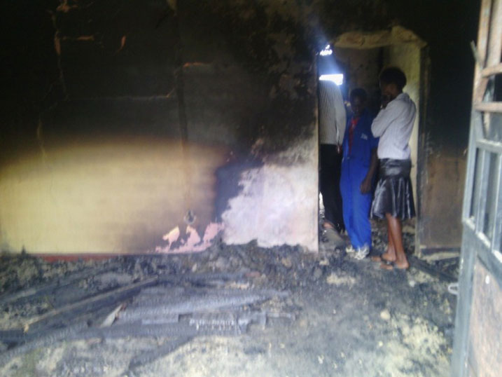 Umukozi wa EWSA yaje kureba icyateye inzu gushya.