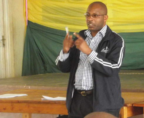 Umukozi wa REB yabwiye abayobozi b'ibigo ko bazajya basinyira uwagemuye ibitabo amaze kubigeza mu kigo ndetse bamaze gusuzuma ko byuzuye.