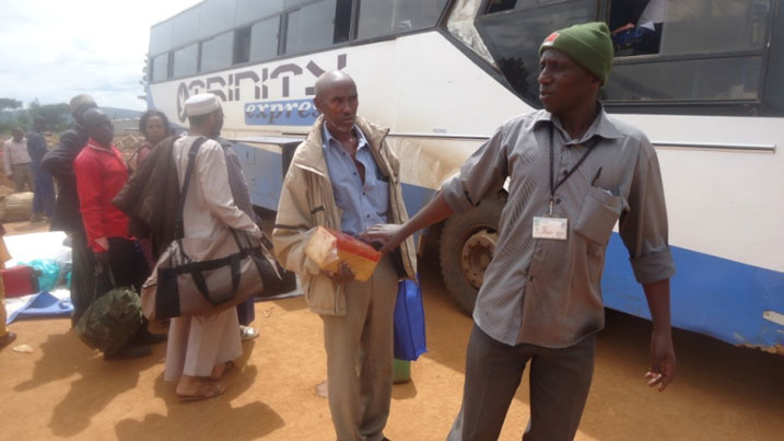 Umukozi wa REMA asaba Mudenge Elia gukura umugati mu ishashi.