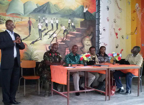 Umukozi wa RGB, Munyandamutsa Jean Paul atanga ikiganiro mu karere ka Karongi.