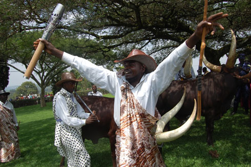 Umukozi wo mu Rukali ivugira inka amahamba nawe ari mu bantu bagize amahirwe yo kuyifataho biramushimisha.