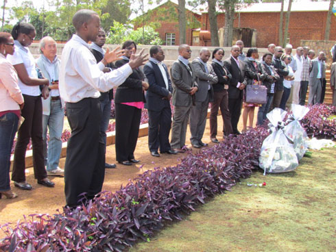 Umukozi wa CNLG abasobanurira amateka ya Jenoside yakorewe i Nyarubuye.