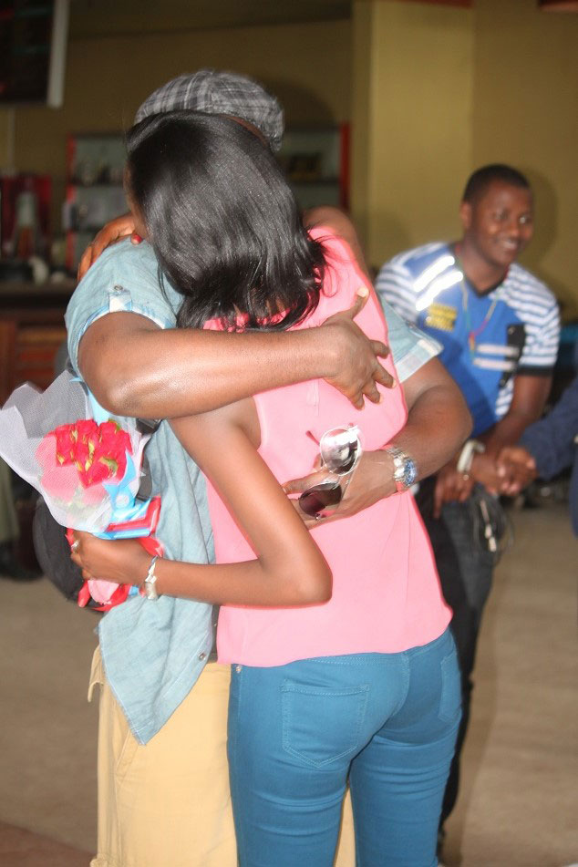 Umukunzi we yamuhaye indabo.