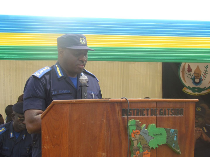 Umukuru wa Polisi IGP Emmanuel Gasana mu gutangiza ukwezi kwahariwe ibikorwa byo kurwanya no gukumira impanuka zo mu muhanda.