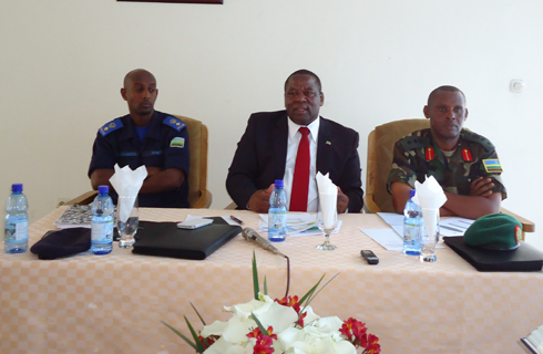 Umukuru w'intara yamajyaruguru arasaba abayobozi kubakira abaantu amazu meza.