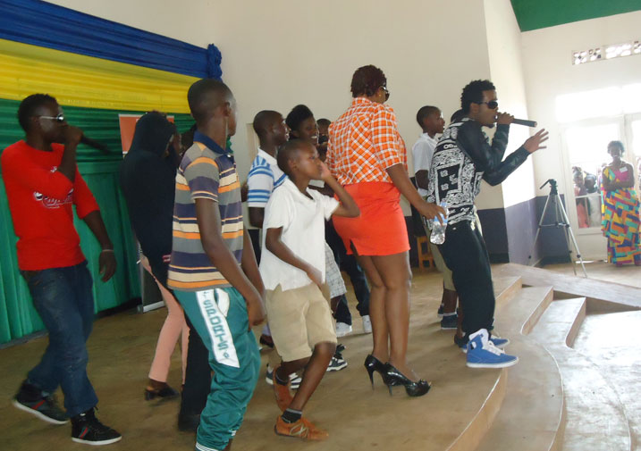 Ubwo habaga igitaramo cyasezerewemo bamwe mu bahataniraga PGGSS4 Jay Polly yari yataramanye n'abakunzi be i Kayonza.