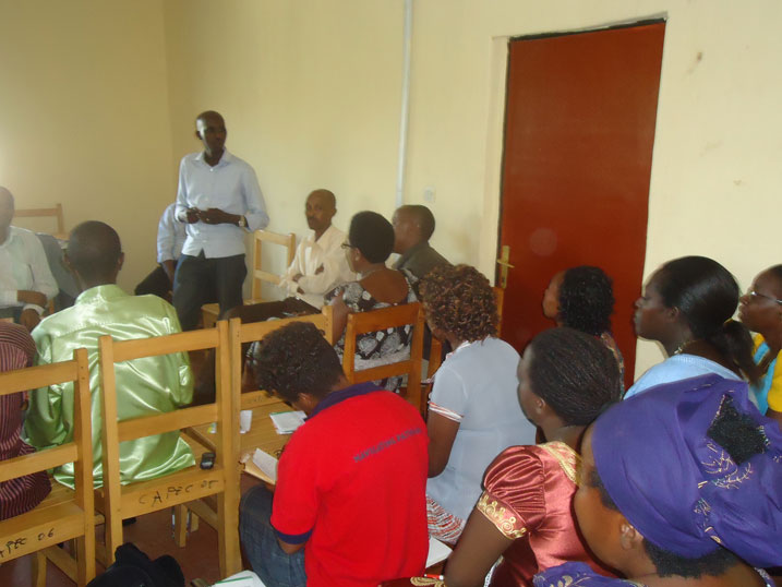 Umunyamabanga Nshingwabikorwa w'Umurenge wa Bwishyura, Niyonsaba Cyriaque, aganiriza abaturage bari bitabiriye ayo mahugurwa.