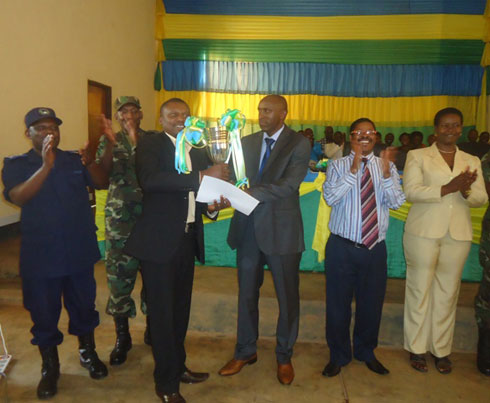 Umunyamabanga Nshingwabikorwa w'umurenge wa Mahembe, Mutuyimana Gabriel (ibumoso) ashyikirizwa igikombe n'umuyobozi w'akarere.