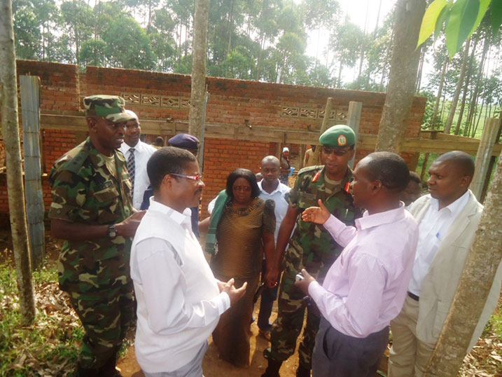Umunyamabanga Nshingwabikorwa w'umurenge wa Ruharambuga (iburyo) aganira n'Umuyobozi wungirije w'akarere uburyo imirimo yo kubaka Poste de Sante igiye gukomeza.