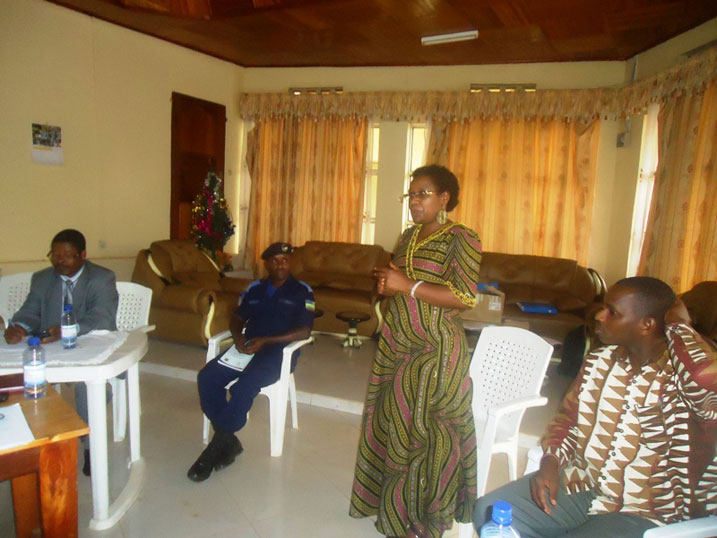 Umunyamabanga Nshingwabikorwa wa Reseau des Femmes, Musengimana Odette (uhagaze) asaba ko inzego zose zakora ubuvugizi kugira ngo umugore abone uburenganzira ku mutungo w'ubutaka.