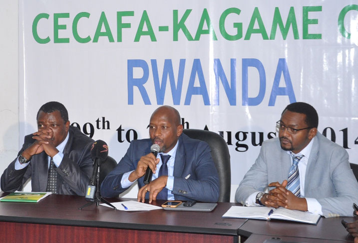 Umunyamabanga mukuru wa CECAFA ari kumwe na Perezida wa FERWAFA basobanura ibya tombola.