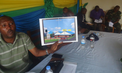 Umunyamabanga nshingwabikorwa w'intara y'uburengerazuba yerekana ibyangobwa bya Gakwerere bimuhesha ububasha uburenganzira yaha.