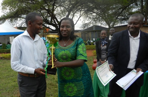 Umunyamabanga nshingwabikorwa wa Jarama ashyikirizwa igikombe na Governor kuko umurenge we wabaye uwa mbere.