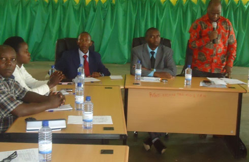 Umunyamabanga nshingwabikorwa wa komisiyo y'amatora ahugura abanyamadini n'abanyepolitike.